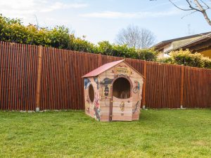wooden playhouse for garden children. Casetta in legno per giocare da esterno a tema alice nel paese delle meraviglie