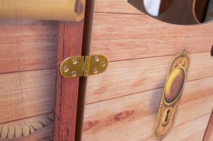 wooden playhouse for garden children. Casetta in legno per giocare da esterno a tema pirati
