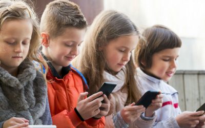 Togliete i cellulari dalle mani dei vostri figli (e regalate loro il contatto con la natura)