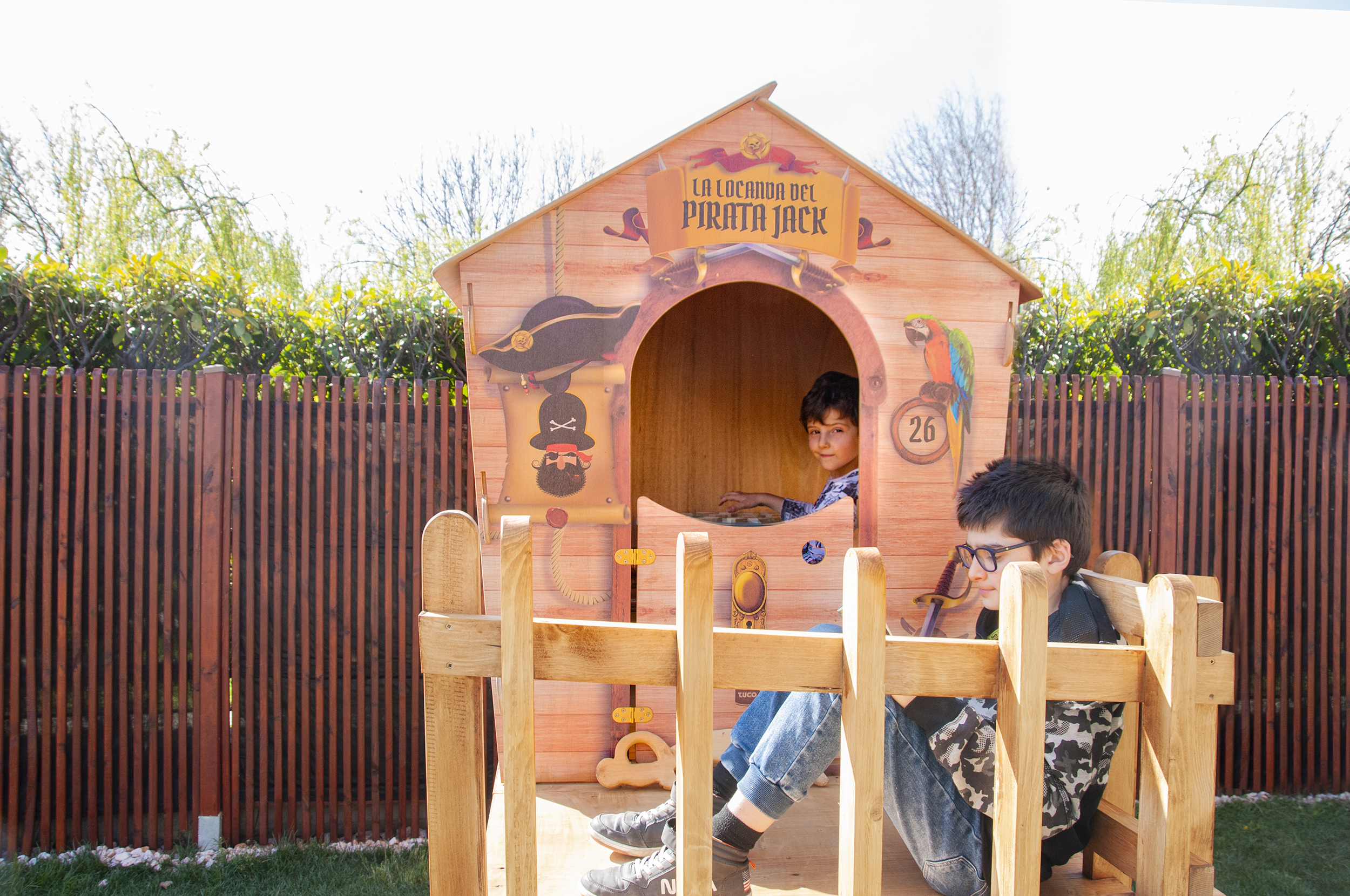 casetta palafitta in legno per bambini a tema pirati