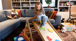 torre montessori, learning tower, libreria montessori, giocattoli in legno, triangolo di pikler, balance board in legno libreria frontale TUCO